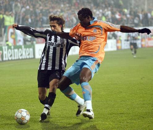 Serdar Özkan (Besiktas, li.) gegen Taye Taiwo (Marseille) -  Fußball EC 1 Herren Champions League 2007 2008, Besiktas Istanbul - Olympique de Marseille 2:1, OM Gruppe Istanbul Dynamik, Fußball EC 1 Herren Champions League 2007 2008, Besiktas Istanbul - Olympique de Marseille 2:1, OM Gruppe Istanbul Dynamik,