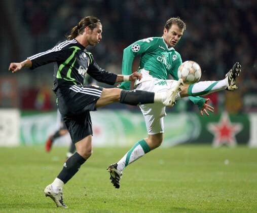 Daniel Jensen (Bremen, re.) gegen Sergio Ramos (Real Madrid) Fußball EC 1 Herren Champions League 2007 2008, SV Werder Bremen - Real Madrid CF 3:2 Gruppe Bremen Dynamik, Kampf, Fußball EC 1 Herren Champions League 2007 2008, SV Werder Bremen - Real Madrid CF 3:2 Gruppe Bremen Dynamik, Kampf,