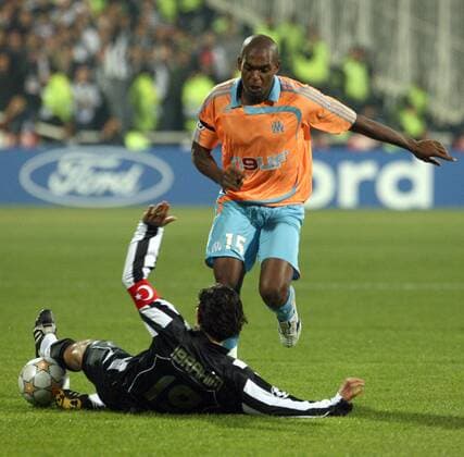 Ronald Zubar (Marseille, re.) gegen Ibrahim Üzülmez (Besiktas) -  Fußball EC 1 Herren Champions League 2007 2008, Besiktas Istanbul - Olympique de Marseille 2:1, OM Gruppe Istanbul Dynamik, Kampf, Fußball EC 1 Herren Champions League 2007 2008, Besiktas Istanbul - Olympique de Marseille 2:1, OM Gruppe Istanbul Dynamik, Kampf,