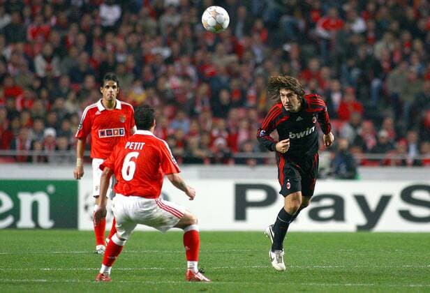 Andrea Pirlo (AC Mailand, re.) gegen Petit (Benfica Lissabon) - Fußball EC 1 Herren Champions League 2007 2008, SL Benfica Lissabon - AC Mailand 1:1, Milan Gruppe Lissabon Dynamik, Fußball EC 1 Herren Champions League 2007 2008, SL Benfica Lissabon - AC Mailand 1:1, Milan Gruppe Lissabon Dynamik,