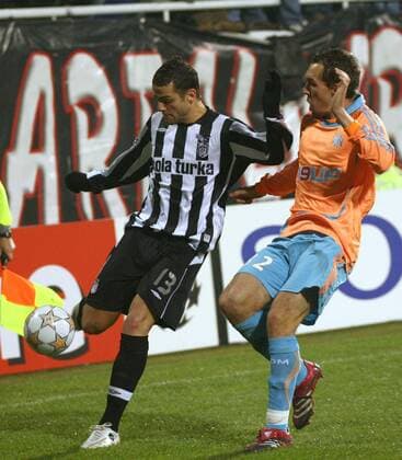 Bobo (Besiktas, li.) gegen Gael Givet (Marseille) -  Fußball EC 1 Herren Champions League 2007 2008, Besiktas Istanbul - Olympique de Marseille 2:1, OM Gruppe Istanbul Dynamik, Fußball EC 1 Herren Champions League 2007 2008, Besiktas Istanbul - Olympique de Marseille 2:1, OM Gruppe Istanbul Dynamik,