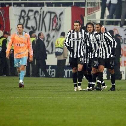 Schlußjubel Besiktas, v.re.: Mert Nobre, Matias Emilio Delgado und Bobo, Gael Givet (Marseille) enttäuscht -  Fußball EC 1 Herren Champions League 2007 2008, Besiktas Istanbul - Olympique de Marseille 2:1, OM Gruppe Istanbul Freude, Fußball EC 1 Herren Champions League 2007 2008, Besiktas Istanbul - Olympique de Marseille 2:1, OM Gruppe Istanbul Freude,
