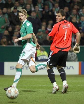 Aaron Hunt (Bremen, li.) trifft gegen Torwart Iker Casillas (Real Madrid) zum 3:1 - (Serie 3 3) Fußball EC 1 Herren Champions League 2007 2008, SV Werder Bremen - Real Madrid CF 3:2 Gruppe Bremen Dynamik, Fußball EC 1 Herren Champions League 2007 2008, SV Werder Bremen - Real Madrid CF 3:2 Gruppe Bremen Dynamik,