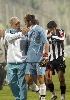Torwart Rüstü Recber (Besiktas, re.) im Gespräch mit Trainer Eric Gerets (Marseille) -  Fußball EC 1 Herren Champions League 2007 2008, Besiktas Istanbul - Olympique de Marseille 2:1, OM Gruppe Istanbul Freude, Kameradschaft, Fußball EC 1 Herren Champions League 2007 2008, Besiktas Istanbul - Olympique de Marseille 2:1, OM Gruppe Istanbul Freude, Kameradschaft,