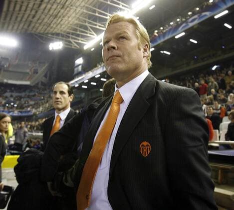 Trainer Ronald Koeman (Valencia) nachdenklich -  - NOxONLINExUSE Fußball EC 1 Herren Champions League 2007 2008, Valencia CF Einzelbild Valencia Nachdenklichkeit, Fußball EC 1 Herren Champions League 2007 2008, Valencia CF Einzelbild Valencia Nachdenklichkeit,
