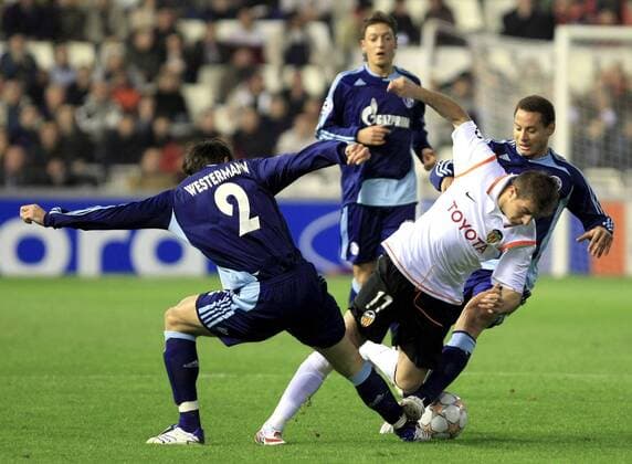 Joaquin (Valencia, Mitte) gegen Jermaine Jones (re.) und Heiko Westermann (beide Schalke) -  - NOxONLINExUSE Fußball EC 1 Herren Champions League 2007 2008, Valencia CF - FC Schalke 04 0:0 Gruppe Valencia Dynamik, Kampf, Fußball EC 1 Herren Champions League 2007 2008, Valencia CF - FC Schalke 04 0:0 Gruppe Valencia Dynamik, Kampf,