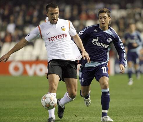 Carlos Marchena (Valencia, li.) gegen Mesut Özil (Schalke) -  - NOxONLINExUSE Fußball EC 1 Herren Champions League 2007 2008, Valencia CF - FC Schalke 04 0:0 Gruppe Valencia Dynamik, Fußball EC 1 Herren Champions League 2007 2008, Valencia CF - FC Schalke 04 0:0 Gruppe Valencia Dynamik,