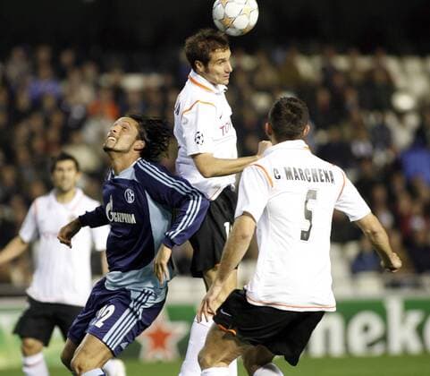 Kevin Kuranyi (Schalke, li.) gegen Ivan Helguera (Valencia) -  - NOxONLINExUSE Fußball EC 1 Herren Champions League 2007 2008, Valencia CF - FC Schalke 04 0:0 Gruppe Valencia Dynamik, Fußball EC 1 Herren Champions League 2007 2008, Valencia CF - FC Schalke 04 0:0 Gruppe Valencia Dynamik,