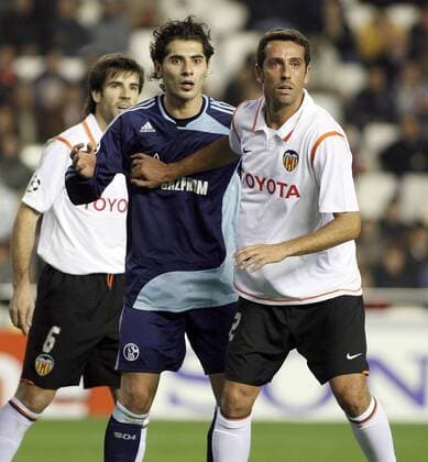 Halil Altintop (Schalke, Mitte) gegen Edu (re.) und Albelda (beide Valencia) -  - NOxONLINExUSE Fußball EC 1 Herren Champions League 2007 2008, Valencia CF - FC Schalke 04 0:0 Gruppe Valencia Fußball EC 1 Herren Champions League 2007 2008, Valencia CF - FC Schalke 04 0:0 Gruppe Valencia