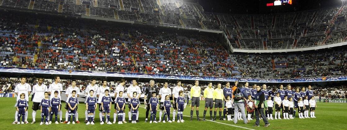 Mannschaftsvorstellung anlässlich der Champions League Partie Valencia (li.) gegen Schalke -  - NOxONLINExUSE Fußball EC 1 Herren Champions League 2007 2008, Valencia CF - FC Schalke 04 0:0 Totale Valencia Fußball EC 1 Herren Champions League 2007 2008, Valencia CF - FC Schalke 04 0:0 Totale Valencia