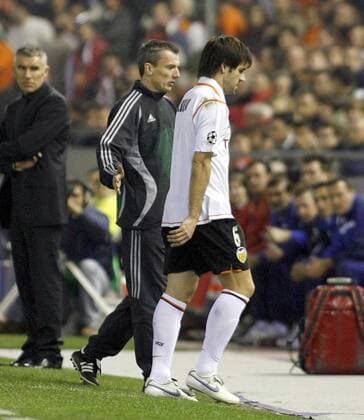 David Albelda (Valencia) wird nach seinem Platzverweis vom Vierten Offiziellen Johan Verbist (Belgien) vom Platz begleitet; Trainer Mirko Slomka (Schalke) schaut hinterher -  - NOxONLINExUSE Fußball EC 1 Herren Champions League 2007 2008, Valencia CF - FC Schalke 04 0:0 Gruppe Valencia Enttäuschung, Fußball EC 1 Herren Champions League 2007 2008, Valencia CF - FC Schalke 04 0:0 Gruppe Valencia Enttäuschung,