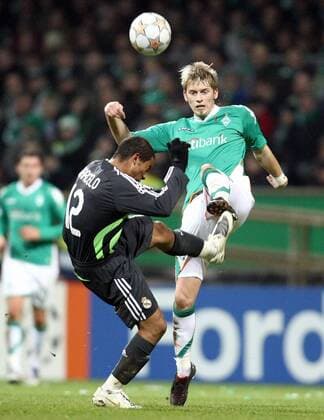 Aaron Hunt (Bremen, re.) gegen Marcelo (Real Madrid) Fußball EC 1 Herren Champions League 2007 2008, SV Werder Bremen - Real Madrid CF 3:2 Gruppe Bremen Dynamik, Kampf, Fußball EC 1 Herren Champions League 2007 2008, SV Werder Bremen - Real Madrid CF 3:2 Gruppe Bremen Dynamik, Kampf,