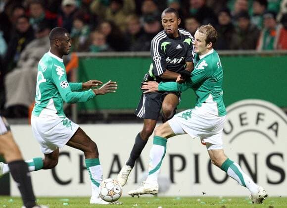 Boubacar Sanogo (li.) und Petri Pasanen (beide Bremen, re.) nehmen Robinho (Real Madrid) in die Mangel Fußball EC 1 Herren Champions League 2007 2008, SV Werder Bremen - Real Madrid CF 3:2 Gruppe Bremen Dynamik, Fußball EC 1 Herren Champions League 2007 2008, SV Werder Bremen - Real Madrid CF 3:2 Gruppe Bremen Dynamik,