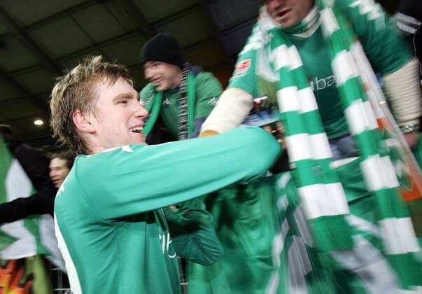Per Mertesacker (Bremen) - Schlussjubel mit den Fans Fußball EC 1 Herren Champions League 2007 2008, SV Werder Bremen Gruppe Bremen Freude, Begeisterung, Fußball EC 1 Herren Champions League 2007 2008, SV Werder Bremen Gruppe Bremen Freude, Begeisterung,