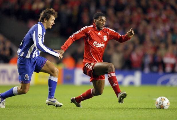 Ryan Babel (Liverpool, re.) gegen Marek Cech (FC Porto) - EDITORIAL USE ONLY. No use with unauthorised audio, video, data, fixture lists, club league logos or live services. Online in-match use limited to 120 images, no video emulation. No use in betting, games or single club league player publications. Fußball EC 1 Herren Champions League 2007 2008, FC Liverpool - FC Porto 4:1 Gruppe Liverpool Dynamik, Fußball EC 1 Herren Champions League 2007 2008, FC Liverpool - FC Porto 4:1 Gruppe Liverpool Dynamik,