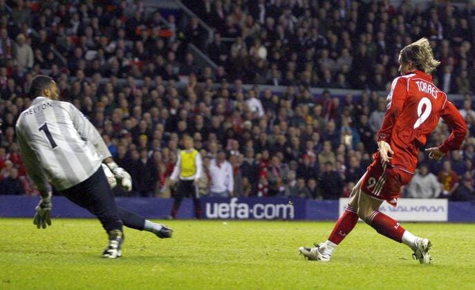Fernando Torres (Liverpool) trifft zum 2:1 gegen Torwart Helton (FC Porto) - EDITORIAL USE ONLY. No use with unauthorised audio, video, data, fixture lists, club league logos or live services. Online in-match use limited to 120 images, no video emulation. No use in betting, games or single club league player publications. Fußball EC 1 Herren Champions League 2007 2008, FC Liverpool - FC Porto 4:1 Gruppe Liverpool Dynamik, Fußball EC 1 Herren Champions League 2007 2008, FC Liverpool - FC Porto 4:1 Gruppe Liverpool Dynamik,