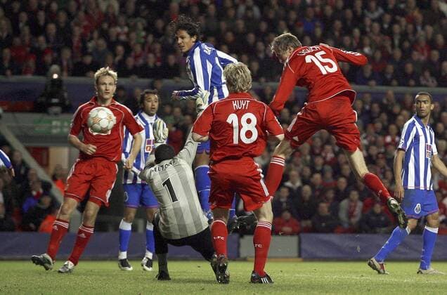 Peter Crouch (Liverpool, 2.v.re.) trifft zum 4:1 gegen Torwart Helton (FC Porto) - EDITORIAL USE ONLY. No use with unauthorised audio, video, data, fixture lists, club league logos or live services. Online in-match use limited to 120 images, no video emulation. No use in betting, games or single club league player publications. Fußball EC 1 Herren Champions League 2007 2008, FC Liverpool - FC Porto 4:1 Gruppe Liverpool Dynamik, Fußball EC 1 Herren Champions League 2007 2008, FC Liverpool - FC Porto 4:1 Gruppe Liverpool Dynamik,