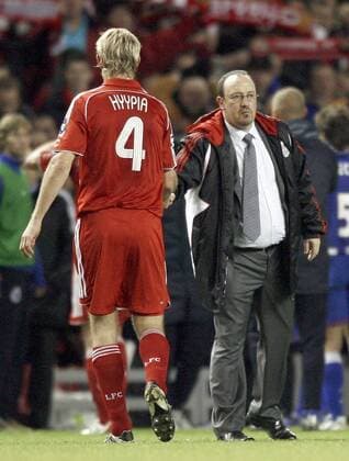 Sami Hyypiä klatscht mit Trainer Rafael Benitez (beide Liverpool) ab - EDITORIAL USE ONLY. No use with unauthorised audio, video, data, fixture lists, club league logos or live services. Online in-match use limited to 120 images, no video emulation. No use in betting, games or single club league player publications. Fußball EC 1 Herren Champions League 2007 2008, FC Liverpool Gruppe Liverpool Fußball EC 1 Herren Champions League 2007 2008, FC Liverpool Gruppe Liverpool
