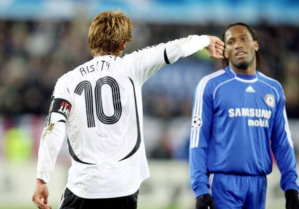 Vidar Riseth (Rosenborg Trondheim, li.) beschwert sich über den Ellenbogeneinsatz von Didier Drogba (Chelsea) -  Fußball EC 1 Herren Champions League 2007 2008, Rosenborg Trondheim BK - Chelsea FC London 0:4 Gruppe Trondheim Spannung, Fußball EC 1 Herren Champions League 2007 2008, Rosenborg Trondheim BK - Chelsea FC London 0:4 Gruppe Trondheim Spannung,