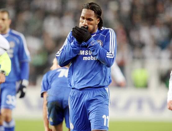 Didier Drogba (Chelsea) versucht, sich die Hände zu wärmen -  Fußball EC 1 Herren Champions League 2007 2008, Chelsea FC London Einzelbild Trondheim Fußball EC 1 Herren Champions League 2007 2008, Chelsea FC London Einzelbild Trondheim