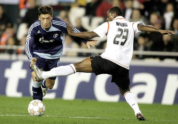 Mesut Özil (Schalke, li.) gegen Miguel (Valencia) -  (pan23383) Fußball EC 1 Herren Champions League 2007 2008, Valencia CF - FC Schalke 04 0:0 Gruppe Valencia Dynamik, Kampf, Fußball EC 1 Herren Champions League 2007 2008, Valencia CF - FC Schalke 04 0:0 Gruppe Valencia Dynamik, Kampf,