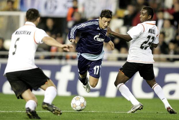 Mesut Özil (Schalke, Mitte) gegen Miguel (Valencia) -  (pan23383) Fußball EC 1 Herren Champions League 2007 2008, Valencia CF - FC Schalke 04 0:0 Gruppe Valencia Dynamik, Kampf, Fußball EC 1 Herren Champions League 2007 2008, Valencia CF - FC Schalke 04 0:0 Gruppe Valencia Dynamik, Kampf,