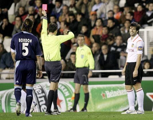 David Albelda (Valencia) bekommt von Schiedsrichter Frank De Bleeckere (Belgien) die rote Karte -  (pan23383) Fußball EC 1 Herren Champions League 2007 2008, Valencia CF - FC Schalke 04 0:0 Gruppe Valencia Spannung, Fußball EC 1 Herren Champions League 2007 2008, Valencia CF - FC Schalke 04 0:0 Gruppe Valencia Spannung,