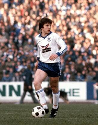 Klaus Fischer (Schalke) am Ball Fußball 1. BL Herren Saison 1980 1981, FC Schalke 04 Einzelbild Gelsenkirchen Dynamik, Fußball 1. BL Herren Saison 1980 1981, FC Schalke 04 Einzelbild Gelsenkirchen Dynamik,