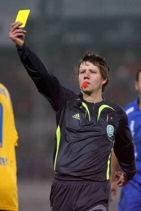 Schiedsrichter Patrick Ittrich zeigt die gelbe Karte Fußball Herren Regionalliga Nord 2007 2008, 3. Liga Einzelbild Emden Fußball Herren Regionalliga Nord 2007 2008, 3. Liga Einzelbild Emden