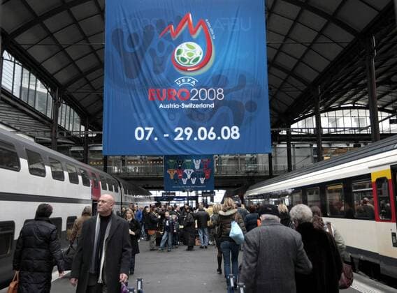 Riesiges Werbebanner der Euro 2008 am Bahnhof von Luzern Fußball EM Herren Vorschau 2007, EM 2008, Gruppen Auslosung, Gruppenauslosung Totale Luzern Fußball EM Herren Vorschau 2007, EM 2008, Gruppen Auslosung, Gruppenauslosung Totale Luzern