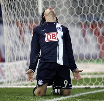 Marko Pantelic (Hertha) kniet verzweifelt am Boden Fußball 1. BL Herren Saison 2007 2008, Hertha BSC Berlin Einzelbild premiumd Berlin Enttäuschung, Verzweiflung, Fußball 1. BL Herren Saison 2007 2008, Hertha BSC Berlin Einzelbild premiumd Berlin Enttäuschung, Verzweiflung,