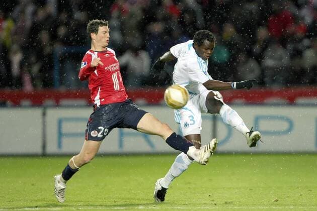 Stephan Lichtsteiner (Lille, li.) gegen Taye Taiwo (Marseille) -  Fußball Herren Ligue 1 2007 2008, 1. Französische Liga, OSC Lille - Olympique Marseille 1:1, OM Gruppe Lille Dynamik, Fußball Herren Ligue 1 2007 2008, 1. Französische Liga, OSC Lille - Olympique Marseille 1:1, OM Gruppe Lille Dynamik,