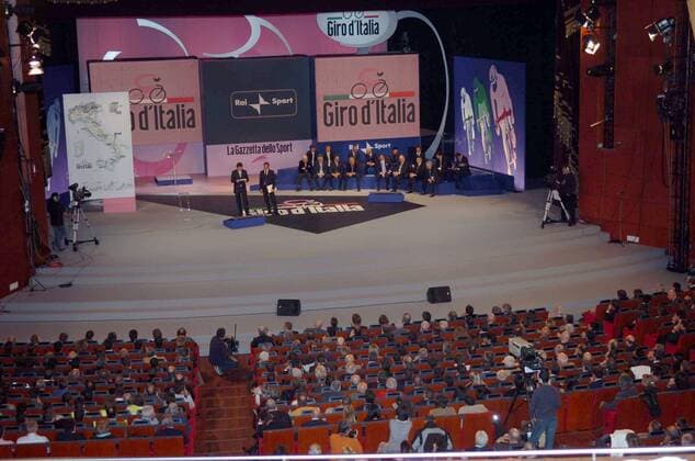 Präsentation des Streckenverlaufes des Giro d Italia 2008 im Mailänder Teatro degli Arcimboldi - Radsport Herren Vorschau 2007 Giro d Italia 2008, dItalia, Präsentation, Pressetermin, Straßenradsport, Straße, Rad, Totale Plan, Karte Streckenplan Streckenkarte Etappenplan Mailand Etappenverlauf Strecke Landkarte Übersicht Radsport Herren Vorschau 2007 Giro d Italia 2008, dItalia, Präsentation, Pressetermin, Straßenradsport, Straße, Rad, Totale Plan, Karte Streckenplan Streckenkarte Etappenplan Mailand Etappenverlauf Strecke Landkarte Übersicht