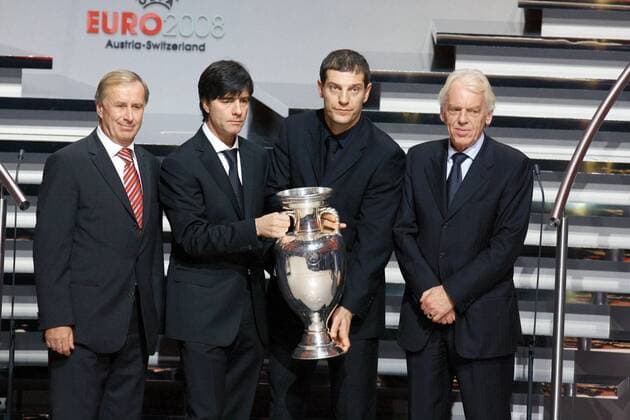 Nationaltrainer der Gruppe B posieren bei der Gruppenauslosung zur EM 2008 mit dem Pokal, v.li.: Josef Hickersberger (Österreich), Joachim Löw (Deutschland), Slaven Bilic (Kroatien) und Leo Beenhakker (Polen) Fußball EM Herren Vorschau 2007, EM 2008, Nationalmannschaft, Gruppen Auslosung, Gruppenauslosung, Ziehung, auslosen, Gruppe Luzern Fußball EM Herren Vorschau 2007, EM 2008, Nationalmannschaft, Gruppen Auslosung, Gruppenauslosung, Ziehung, auslosen, Gruppe Luzern