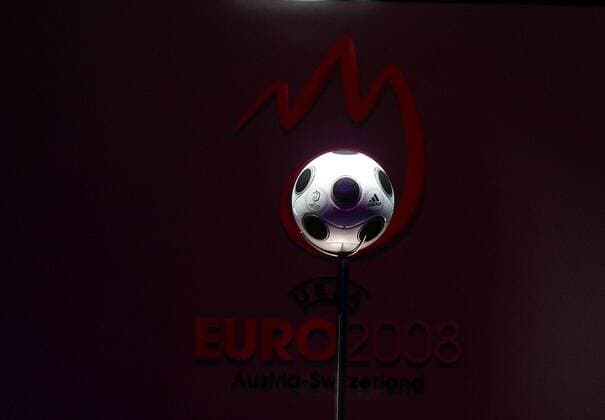 Adidas Europass Ball - Offizieller Spielball der EURO 2008 - Fußball EM Herren Vorschau 2007, Euro 2008, Gruppenauslosung, Auslosung, Gruppen Ziehung ziehen auslosen, Nationalteam Einzelbild Luzern Fußball EM Herren Vorschau 2007, Euro 2008, Gruppenauslosung, Auslosung, Gruppen Ziehung ziehen auslosen, Nationalteam Einzelbild Luzern