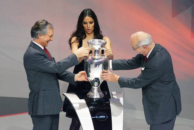 Moderatorin Melanie Winiger (Mitte) präsentiert mit SFV Präsident Ralph M. Zloczower (Schweiz, re.) und ÖFB Präsident Friedrich Stickler (Österreich) den Pokal für den Europameistertitel der EURO 2008 - Fußball EM Herren Vorschau 2007, EURO 2008, Auslosung, Gruppenauslosung, Endrundenauslosung, Ziehung, Nationalteam Gruppe Luzern Fußball EM Herren Vorschau 2007, EURO 2008, Auslosung, Gruppenauslosung, Endrundenauslosung, Ziehung, Nationalteam Gruppe Luzern