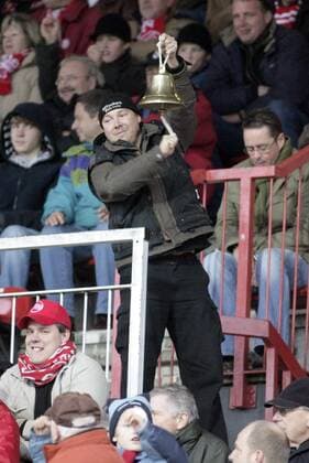 Offenbacher Fan läutet eine Glocke Fußball 2. BL Herren Saison 2007 2008, Offenbacher Kickers, OFC Gruppe Offenbach Fußball 2. BL Herren Saison 2007 2008, Offenbacher Kickers, OFC Gruppe Offenbach