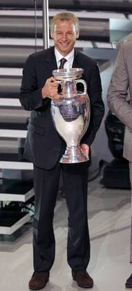 Jürgen Klinsmann (Deutschland), der die deutsche Nationalmannschaft als Kapitän zum EM Titel 1996 führte, posiert bei der Gruppenauslosung zur EM 2008 mit dem EM Pokal Fußball EM Herren Gruppenauslosung 2007, EM 2008, Gruppen Auslosung, Ziehung, auslosen, Nationalmannschaft Einzelbild Luzern Freude, Fußball EM Herren Gruppenauslosung 2007, EM 2008, Gruppen Auslosung, Ziehung, auslosen, Nationalmannschaft Einzelbild Luzern Freude,