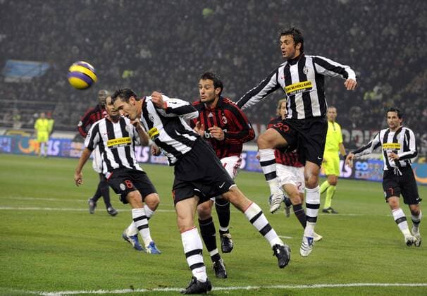 Giorgio Chiellini (Juventus Turin, li.) klärt per Kopfball - Fußball Herren Serie A 2007 2008, 1. Italienische Liga, AC Mailand - Juventus Turin 0:0, Milan, Juve Gruppe Mailand Dynamik, Fußball Herren Serie A 2007 2008, 1. Italienische Liga, AC Mailand - Juventus Turin 0:0, Milan, Juve Gruppe Mailand Dynamik,