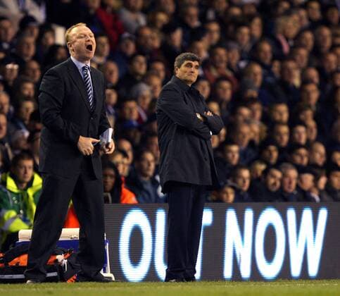 Trainer Alex McLeish (Birmingham City, li.) gibt lautstark Anweisungen, dahinter Trainer Juan de la Cruz Ramos (Tottenham Hotspurs) -  Fußball Herren English Premier League 2007 2008, 1. Englische Liga, Tottenham Hotspur - Birmingham City 2:3, Spurs Gruppe London Fußball Herren English Premier League 2007 2008, 1. Englische Liga, Tottenham Hotspur - Birmingham City 2:3, Spurs Gruppe London