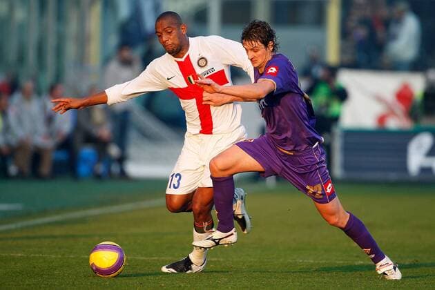 Maicon (Inter Mailand, li.) gegen Zdravko Kuzmanovic (AC Florenz) -  Fußball Herren Serie A 2007 2008, 1. Italienische Liga, ACF Fiorentina - FC Internazionale Mailand 0:2 Gruppe Florenz Dynamik, Kampf, Fußball Herren Serie A 2007 2008, 1. Italienische Liga, ACF Fiorentina - FC Internazionale Mailand 0:2 Gruppe Florenz Dynamik, Kampf,
