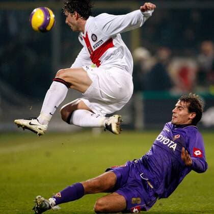 Maxwell Scherrer (Inter Mailand, li.) springt über Alessandro Potenza (AC Florenz) -  Fußball Herren Serie A 2007 2008, 1. Italienische Liga, ACF Fiorentina - FC Internazionale Mailand 0:2 Gruppe Florenz Dynamik, Höhe, Fußball Herren Serie A 2007 2008, 1. Italienische Liga, ACF Fiorentina - FC Internazionale Mailand 0:2 Gruppe Florenz Dynamik, Höhe,
