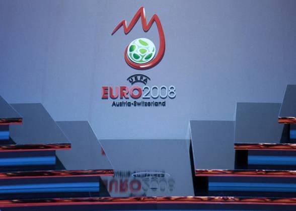 Turnierlogo der UEFA EURO 2008 Fußball Herren Gruppenauslosung 2007, EM 2008 Auslosung Gruppen Ziehung auslosen ziehen Vorschau Einzelbild Luzern Fußball Herren Gruppenauslosung 2007, EM 2008 Auslosung Gruppen Ziehung auslosen ziehen Vorschau Einzelbild Luzern