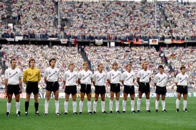 Mannschaftsbild Frankfurt, v.li.: Karlheinz Körbel, Torwart Uli Stein, Dieter Schlindwein, Lajos Detari, Dietmar Roth, Holger Friz, Manfred Binz, Michael Kostner, Frank Schulz, Ralf Sievers, Wlodzimierz Smolarek Fußball Herren DFB Pokal 1987 1988, Pokalspiel, Finale, Endspiel, Eintracht Frankfurt Totale o0 Pokalfinale, Pokalendspiel Berlin Fußball Herren DFB Pokal 1987 1988, Pokalspiel, Finale, Endspiel, Eintracht Frankfurt Totale o0 Pokalfinale, Pokalendspiel Berlin