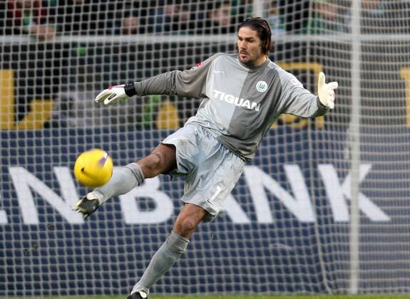 Torwart Simon Jentzsch (Wolfsburg) am Ball Fußball 1. BL Herren Saison 2007 2008, VfL Wolfsburg Einzelbild Wolfsburg Dynamik, Fußball 1. BL Herren Saison 2007 2008, VfL Wolfsburg Einzelbild Wolfsburg Dynamik,