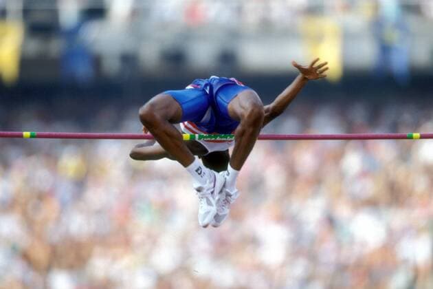 Hochspringer überquert die Latte Leichtathletik OS Sommer Herren Olympische Spiele Barcelona 1992, Sommerspiele, Nationaltrikot Einzelbild Aufnahmedatum geschätzt Barcelona Leichtathletik OS Sommer Herren Olympische Spiele Barcelona 1992, Sommerspiele, Nationaltrikot Einzelbild Aufnahmedatum geschätzt Barcelona