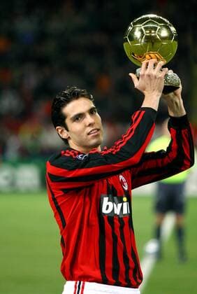Kaka (AC Mailand) präsentiert stolz den Ballon d Or - Trophäe für den weltbesten Fußballer des Jahres 2007 - Fußball EC 1 Herren Champions League 2007 2008, Milan Einzelbild Mailand Fußball EC 1 Herren Champions League 2007 2008, Milan Einzelbild Mailand