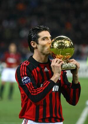 Kaka (AC Mailand) küsst stolz den Ballon d Or - Trophäe für den weltbesten Fußballer des Jahres 2007 - Fußball EC 1 Herren Champions League 2007 2008, Milan Einzelbild Mailand Fußball EC 1 Herren Champions League 2007 2008, Milan Einzelbild Mailand