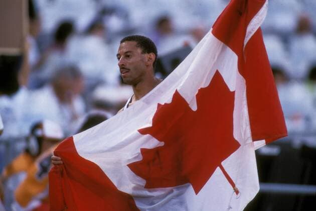 Mark McKoy (Kanada), Olympiasieger 1992 über 110m, jubelt mit seiner Nationalflagge Leichtathletik OS Sommer Herren Olympische Spiele Barcelona 1992, Sommerspiele, Nationaltrikot Einzelbild Barcelona Freude, Leichtathletik OS Sommer Herren Olympische Spiele Barcelona 1992, Sommerspiele, Nationaltrikot Einzelbild Barcelona Freude,