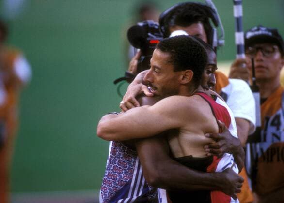 Mark McKoy (Kanada, re.) - 110m Olympiasieger - nimmt Glückwünsche entgegen Leichtathletik OS Sommer Herren Olympische Spiele Barcelona 1992, Sommerspiele, Nationaltrikot Gruppe Barcelona Freude, Leichtathletik OS Sommer Herren Olympische Spiele Barcelona 1992, Sommerspiele, Nationaltrikot Gruppe Barcelona Freude,